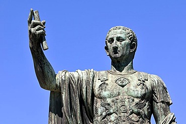 Emperor Julius Caesar, bronze statue, Via Dei Fori Imperiali, Rome, Lazio, Italy, Europe