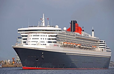 Queen Mary II leaving the port, Hamburg, Germany, Europe