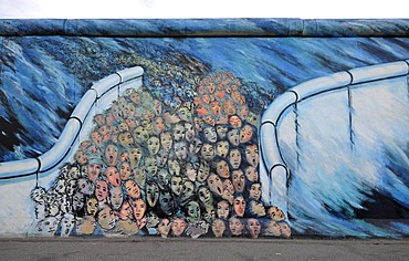 Art and the Berlin Wall, crowds breaking through the Berlin Wall, painting on a remaining segment of the Berlin Wall, East Side Gallery, Friedrichshain-Kreuzberg, Berlin, Germany, Europe