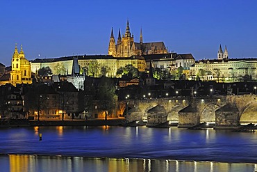 Night view, overlooking the Vltava river, Charles Bridge and St. Vitus Cathedral, UNESCO World Heritage Site, Prague, Bohemia, Czech Republic, Europe