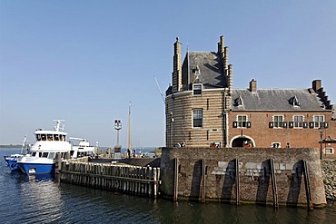 Medieval defense tower Campveerse Toren, historic town of Veere, Lake Veere, Walcheren, Zeeland, Netherlands, Europe