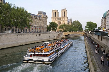 Sightseeing boat on the Seine River with Notre Dame Cathedral at back, Paris, France, Europe