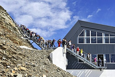 Mass tourism on the Stubai Glacier, Stubai Alps, Tyrol, Austria, Europe