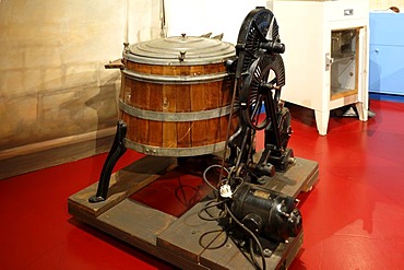 Electric washing machine from around 1930, Museum for Industrial Culture, Aeussere Sulzbacher Strasse 60-62, Nuremberg, Middle Franconia, Bavaria, Germany, Europe