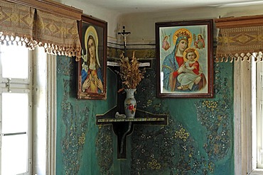 Family altar in the corner of the living room, circa 1900, in a farmhouse from Kleinrinderfeld, built in 1779, Franconian Open Air Museum, Eisweiherweg 1, Bad Windsheim, Middle Franconia, Bavaria, Germany, Europe