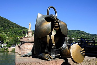 Brueckenaffe, bronze sculpture of a monkey next to the Alte Bruecke or Karl-Theodor-Bruecke bridge crossing the Neckar River, old town, Heidelberg, Neckar valley, Baden-Wuerttemberg, Germany, Europe