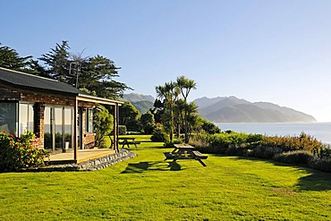 Surfwatch Hostel, bed & breakfast, Seaward Kaikoura Ranges at the back, Kaikoura, South Island, New Zealand