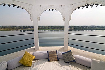 Balcony of a suite overlooking the Narmada river, Heritage Hotel Ahilya Fort, Maheshwar, Madhya Pradesh, India, Asia