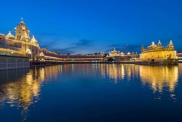 Sikh sanctuary Harmandir Sahib or Golden Temple in the Amrit Sagar or lake of nectar, Amritsar, Punjab, North India, India, Asia