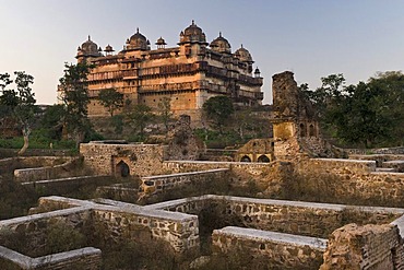 Ruins and Jehangir Mahal Palace, Orchha, Madhya Pradesh, North India, India, Asia