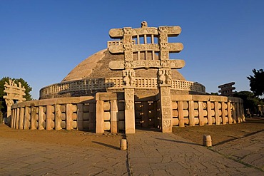 Stupas of Sanchi, UNESCO World Heritage site, built by King Ashoka, Mauryan dynasty, Sanchi, Vidisha in Madhya Pradesh, North India, India, Asia