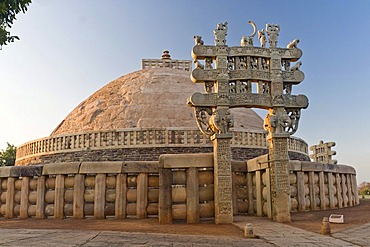 Stupas of Sanchi, a UNESCO World Heritage site, built by King Ashoka, Mauryan dynasty, Sanchi, near Vidisha, Madhya Pradesh, northern India, India, Asia