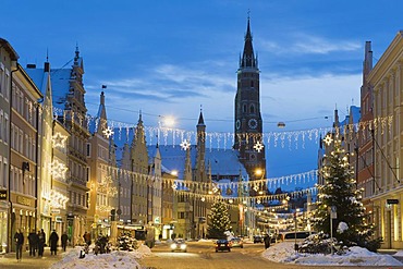 Old town with St. Martin's Church and Christmas tree in winter, Landshut, Lower Bavaria, Bavaria, Germany, Europe