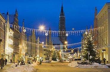 Old town with St. Martin's Church and Christmas tree in winter, Landshut, Lower Bavaria, Bavaria, Germany, Europe