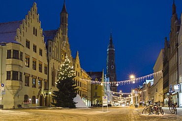 Old town with St. Martin's Church and Christmas tree in winter, Landshut, Lower Bavaria, Bavaria, Germany, Europe