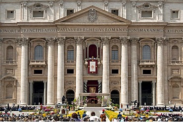 St. Peter's Basilica with Pope Benedict XVI during Easter Mass and Urbi et Orbi papal blessing, balcony Loggia delle Benedizioni, St. Peter's Square, Piazza San Pietro, Vatican, Rome, Lazio, Italy, Europe