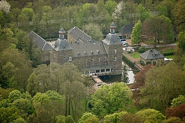 Aerial view, Schloss Hugenpoet moated castle, star restaurant and castle hotel, Essen-Kettwig, Essen, Ruhrgebiet region, North Rhine-Westphalia, Germany, Europe