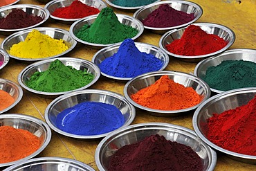 Coloured henna powder, Orchha, Madhya Pradesh, North India, India, Asia