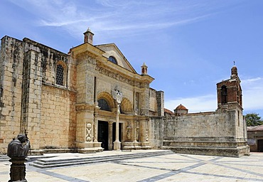 Cathedral of Santa Maria la Menor, oldest cathedral in the New World, 1532, statue of Pope John Paul II, Santo Domingo, Dominican Republic, Caribbean