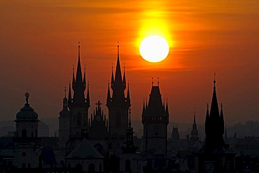 Church of Our Lady before TËn at sunset, Old Town Square, old town, Prague, Bohemia, Czech Republic, Europe