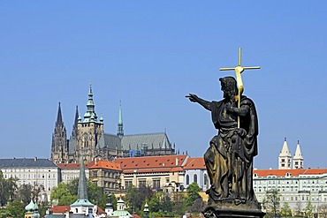 View from the Charles Bridge on St. Vitus Cathedral, UNESCO World Heritage Site, Prague, Bohemia, Czech Republic, Czech Republic, Europe