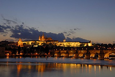 Blick ueber die Moldau zur Burg, Prag, Tschechien, Europa