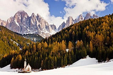 Church of Sankt Johann, Ranui in the Villnoess valley, Dolomites, behind the Odle group, South Tyrol, Italy, Europe