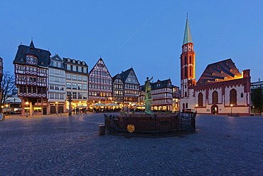 Roemerberg square with Gerechtigkeitsbrunnen fountain, also know as Justitiabrunnen fountain with the Justitia statue made of bronze and Nikolaikirche church, Roemer building, Frankfurt am Main, Hesse, Germany, Europe