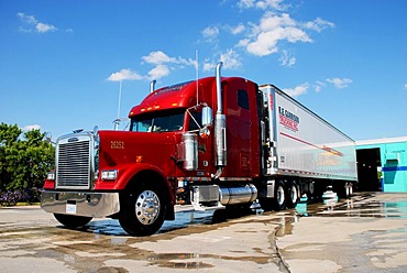 Frightliner Classic XL Truck at a car wash in Florida, USA