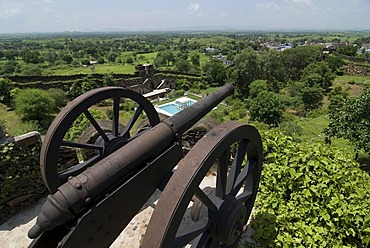 Old cannon, Karni Fort Bambora Palace Hotel, Rajasthan, India, Asia