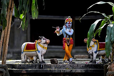 Shepherd god Krishna playing his flute, figures, Ahilya Fort, Ahilya near Indore, Madhya Pradesh, India, Asia