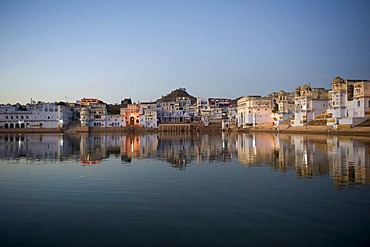 Historic district of the town of Pushkar on the sacred Pushkar Lake, Rajasthan, India, Asia