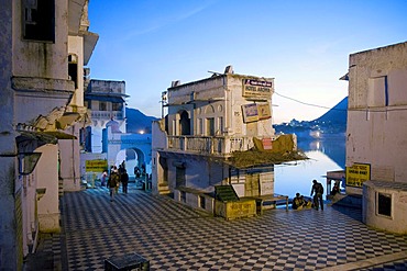 Historic district of the town of Pushkar on the sacred Pushkar Lake, Rajasthan, India, Asia