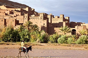 Traditional Berber adobe architecture, Kasbah in Ait Benhaddou, UNESCO World Cultural Heritage, Morocco, Africa