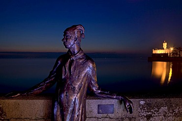 Sculpture, Dammglonker, in front of Schloss Montfort Castle, Langenargen, Lake Constance, Baden-Wuerttemberg, Germany, Europe