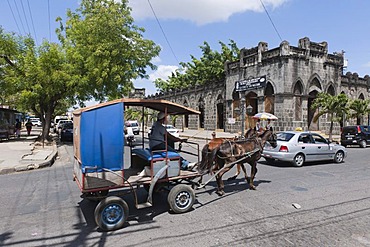 Mercado Viejo building, the ancient Spanish trading house today serves as a center of local handicrafts, colonial architecture, Masaya, Nicaragua, Central America