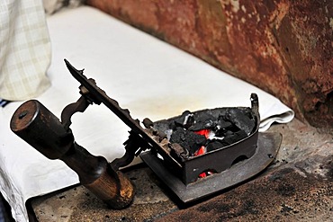 Flat iron with charcoal, Varanasi, Benares, Uttar Pradesh, India, South Asia