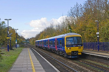 Great Western Train at Tilehurst Train Station, Berkshire, England, United Kingdom, Europe