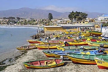 Colorful fishing boats, beach, port, fishing port, coast, Los Vilos, Pichidangui, small seaside resort, Norte Chico, northern Chile, Chile, South America