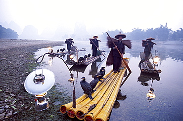 Cormorant fishermen on bamboo rafts on Rvier Li, Guilin, Yangshou, Guangxi Province, China, Asia