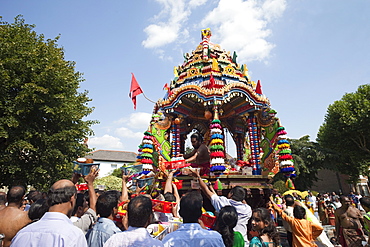 Chariot Festival participants, Shri Kanaga Thurkkai Amman Temple, Ealing, London, England, United Kingdom, Europe