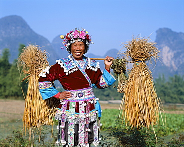 Farming woman dressed in ethnic costume, Guilin, Yangshou, Guangxi Province, China, Asia