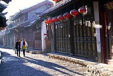 Narrow Streets and old wooden buildings in the Old Town, UNESCO World Heritage Site,, Lijiang, Yunnan Province, China, Asia