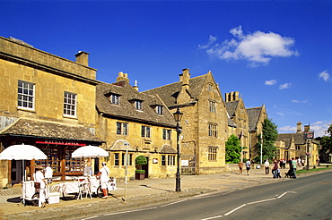 Street scene, Broadway, Worcestershire, Cotswolds, England, United Kingdom, Europe