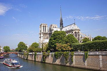 River Seine and Notre Dame, Paris, France, Europe