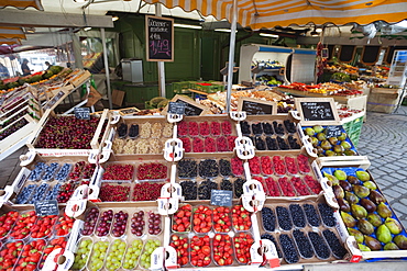 Fruit stall, Viktualienmarkt, Munich, Bavaria, Germany, Europe