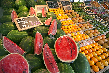 Fruit stall, Viktualienmarkt, Munich, Bavaria, Germany, Europe