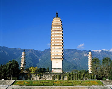 Three Pagodas dating from the Tang Dynasty, Dali, Yunnan Province, China, Asia