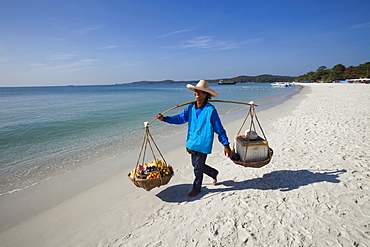 Fruit vendor, Saikaew Beach, Ko Samet, Thailand, Southeast Asia, Asia