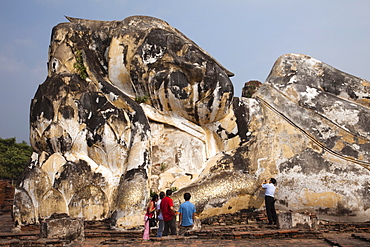 Tourists looking at Giant Reclining Buddha, Wat Lokaya Sutha, Ayutthaya Historical Park, Ayutthaya, Thailand, Southeast Asia, Asia